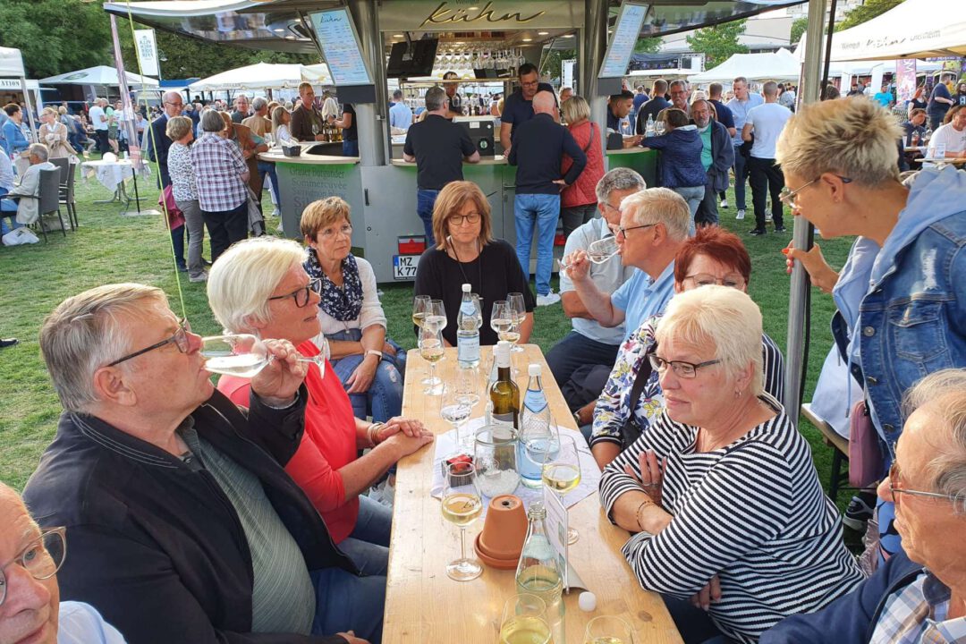 Weinfest Hameln Grupenhäger gemütlich auf der Bank sitzend
